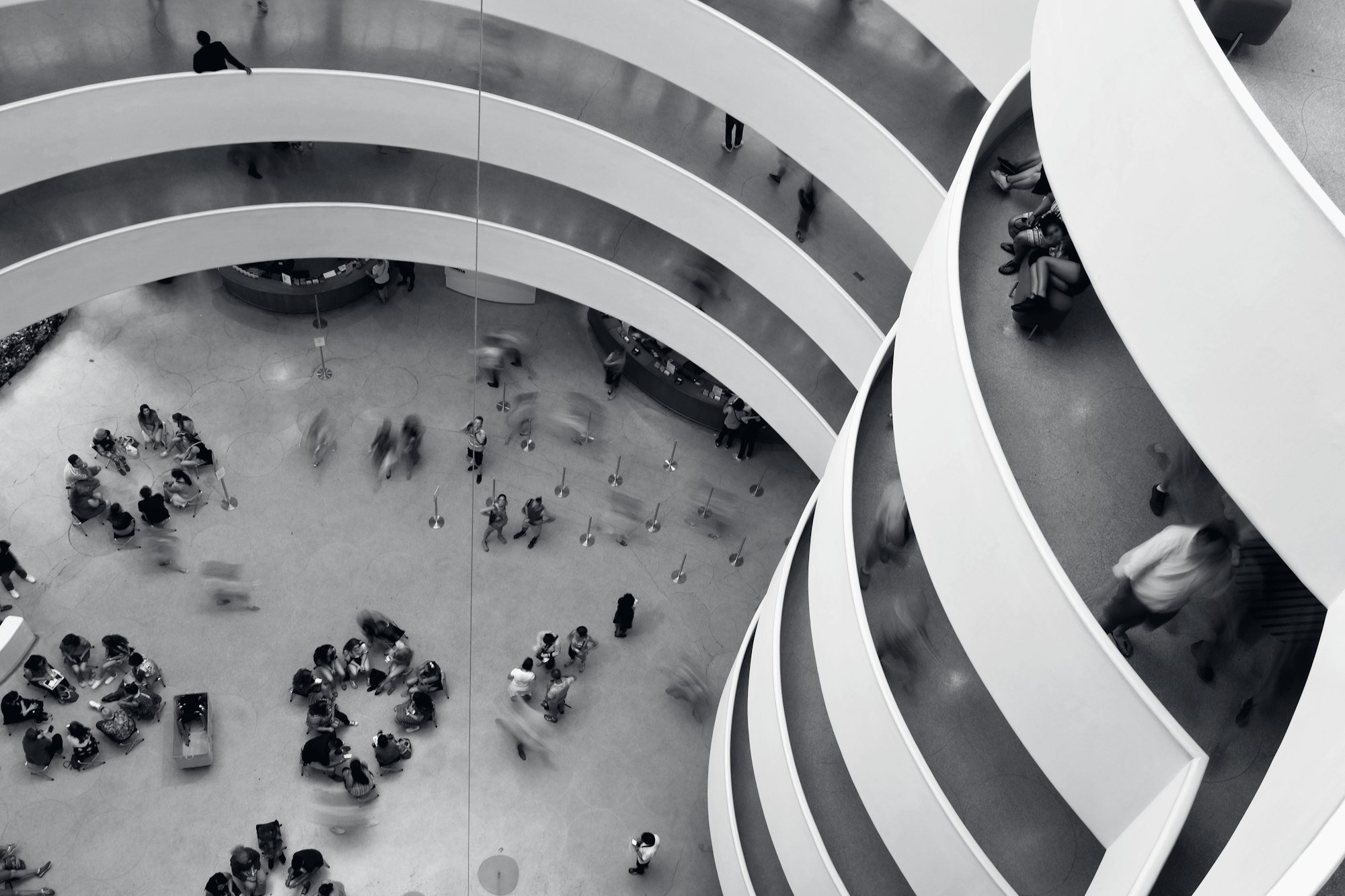 Guggenheim, New York, vu d'en haut : la rampe en spirale et le sol en bas