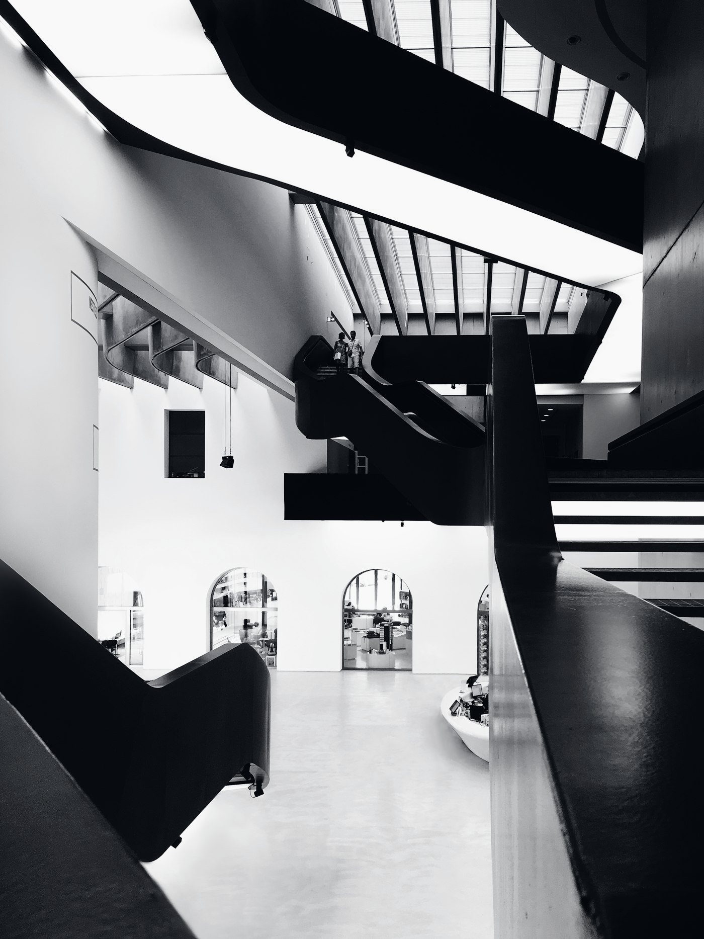MAXXI, Rome : des escaliers noirs traversent un hall blanc