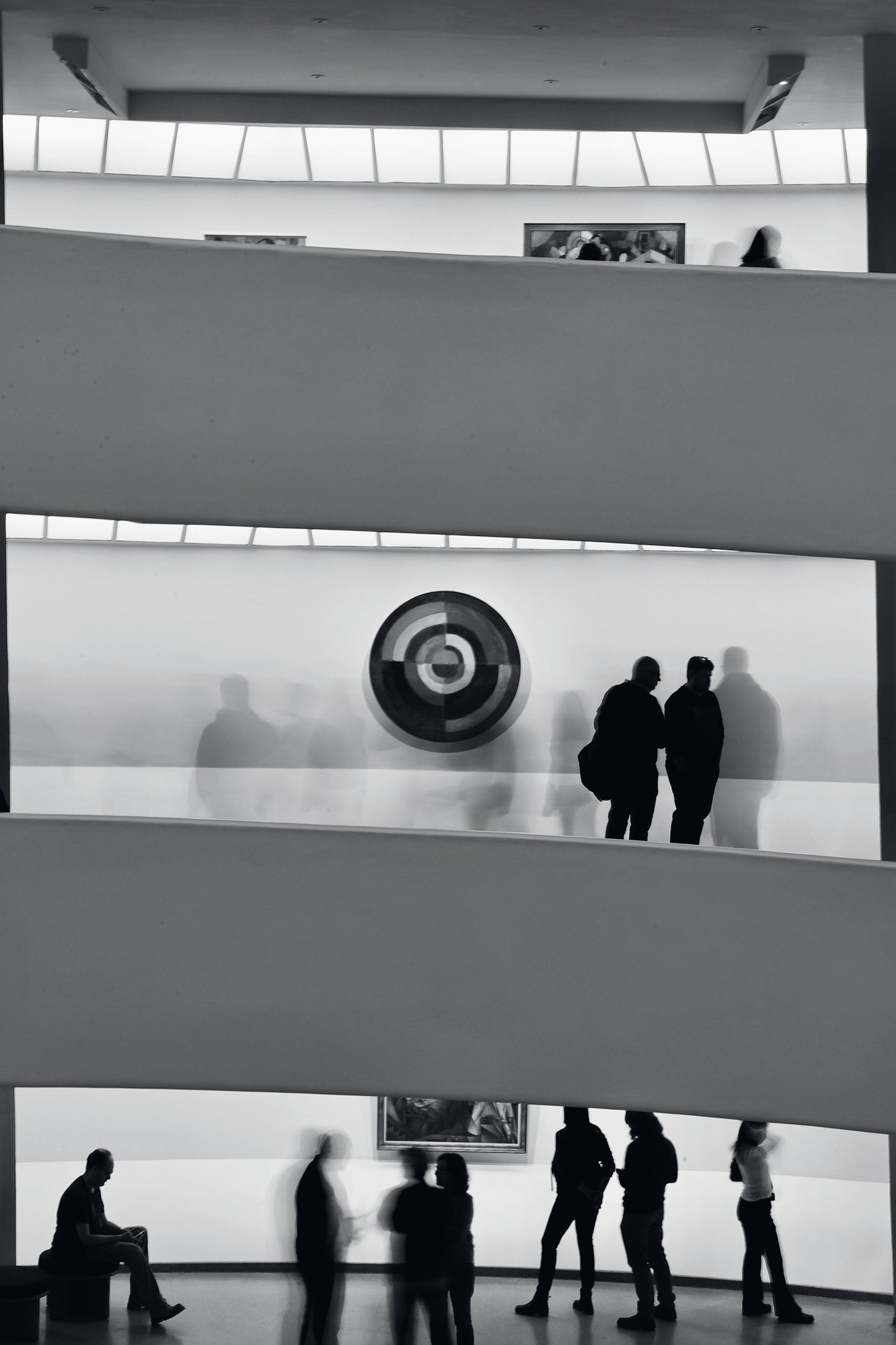 Guggenheim, New York : des visiteurs en silhouette sur la rampe