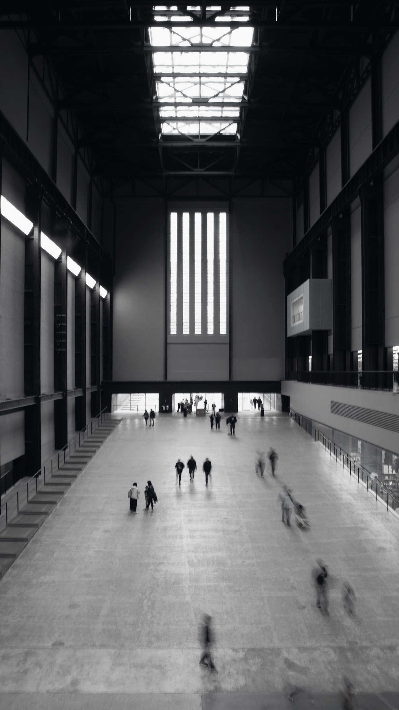 Turbine Hall, Tate Modern : des passants traversent un long sol de béton