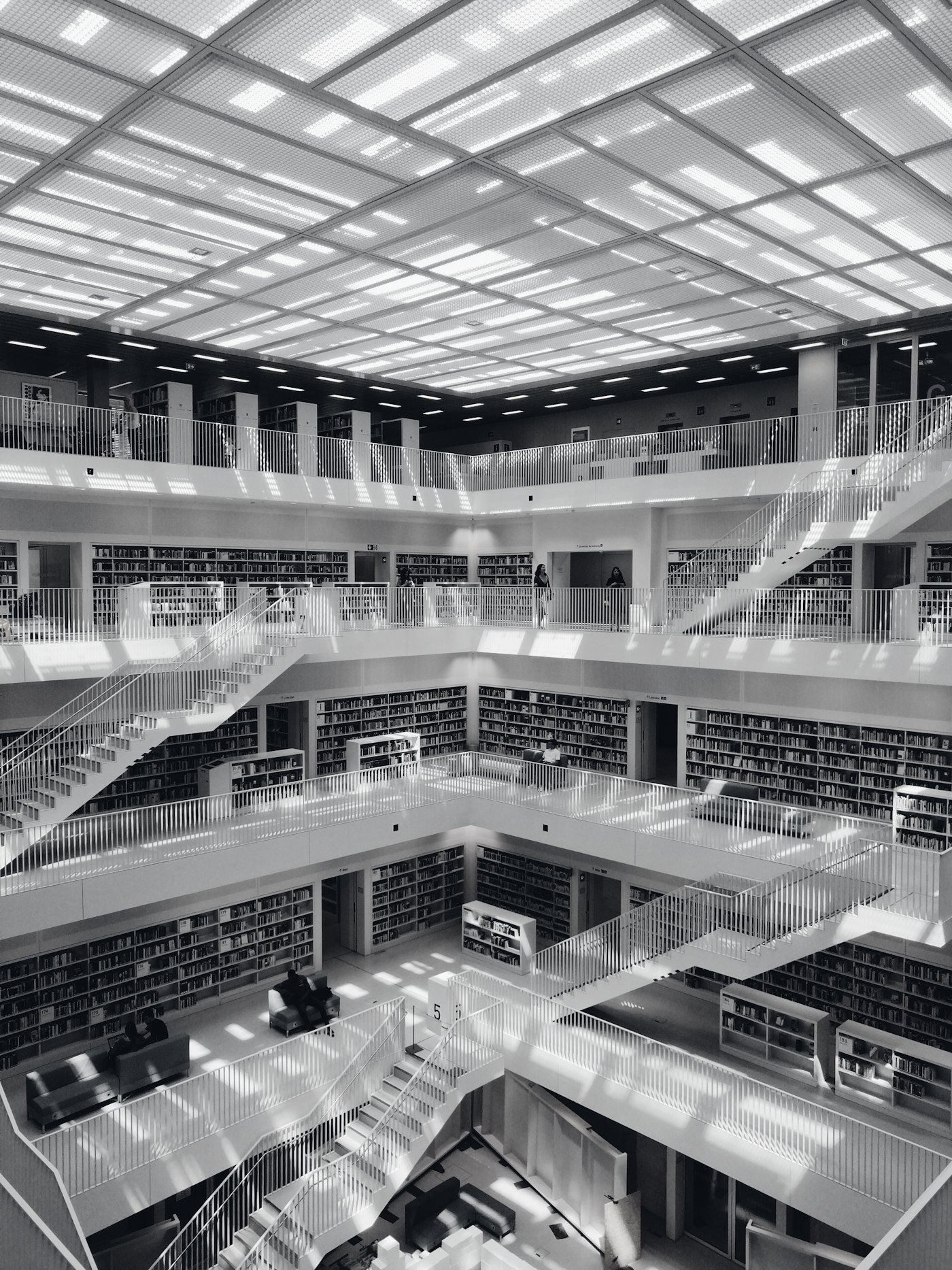 Stadtbibliothek, Stuttgart : des galeries de livres blanches autour d'un vide