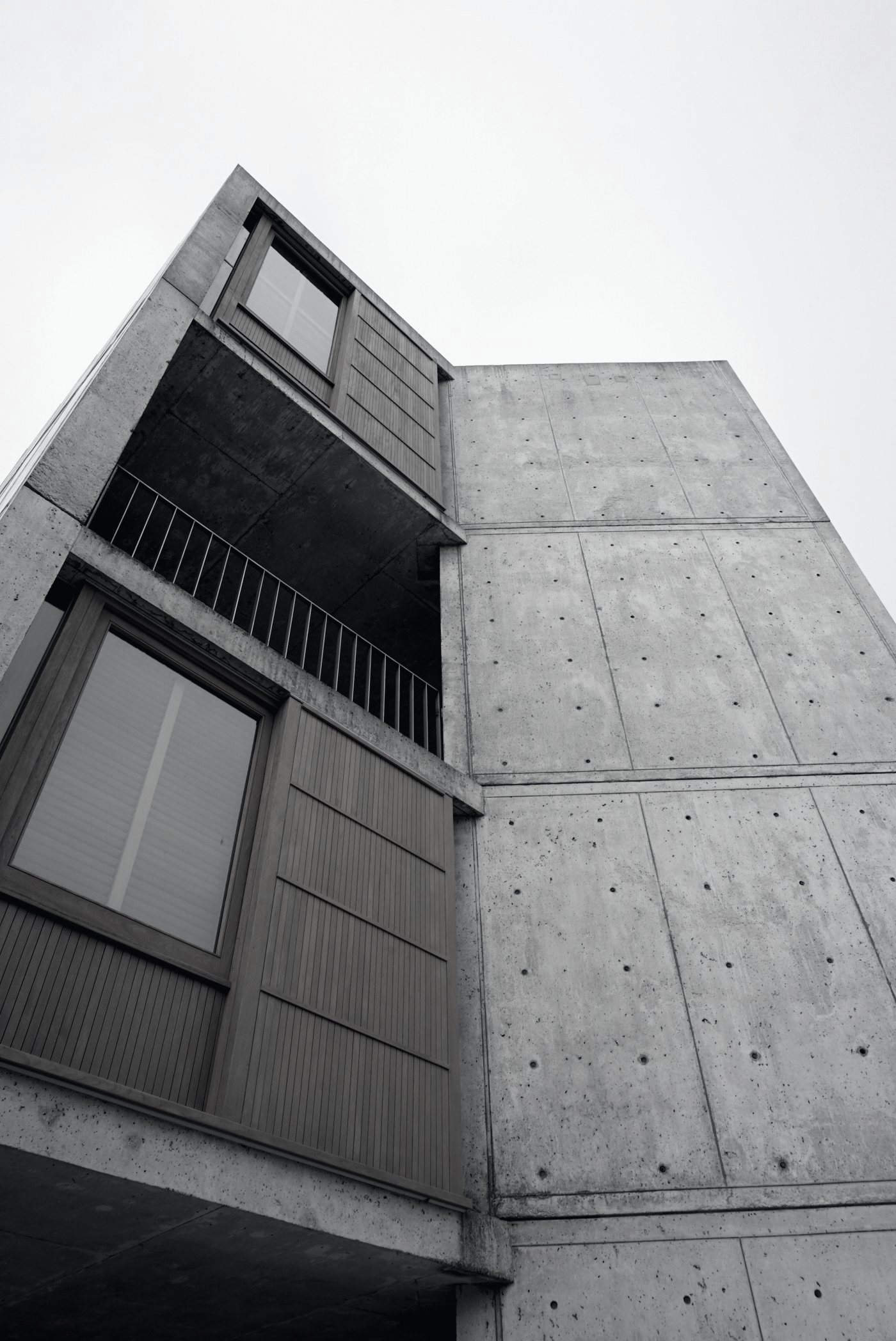 Salk Institute : une tour de béton vue d'en bas