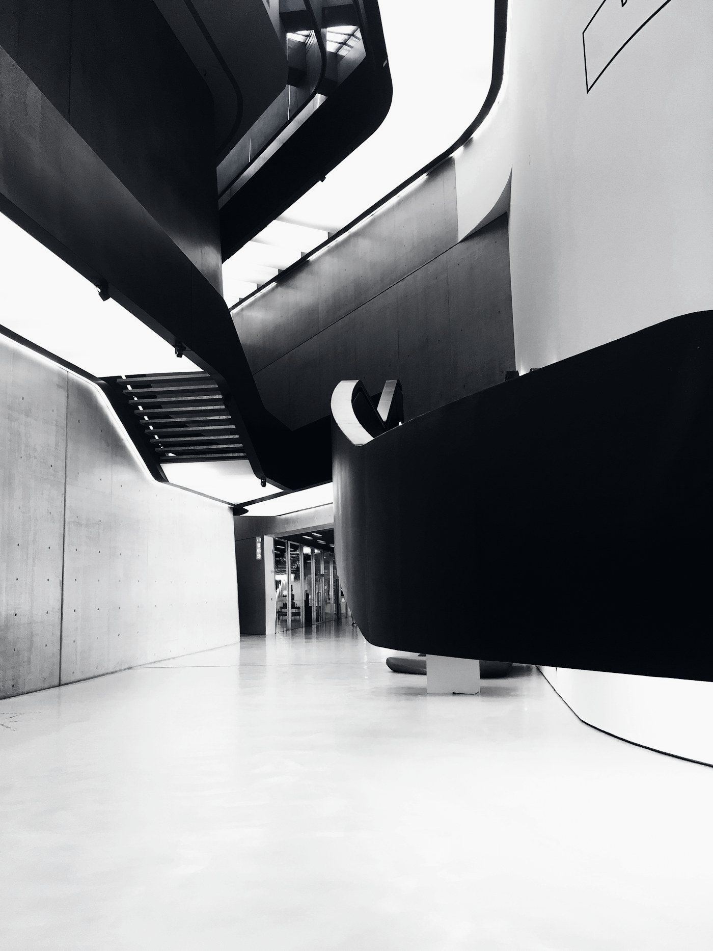 MAXXI, Rome : un escalier noir suspendu dans un vide blanc