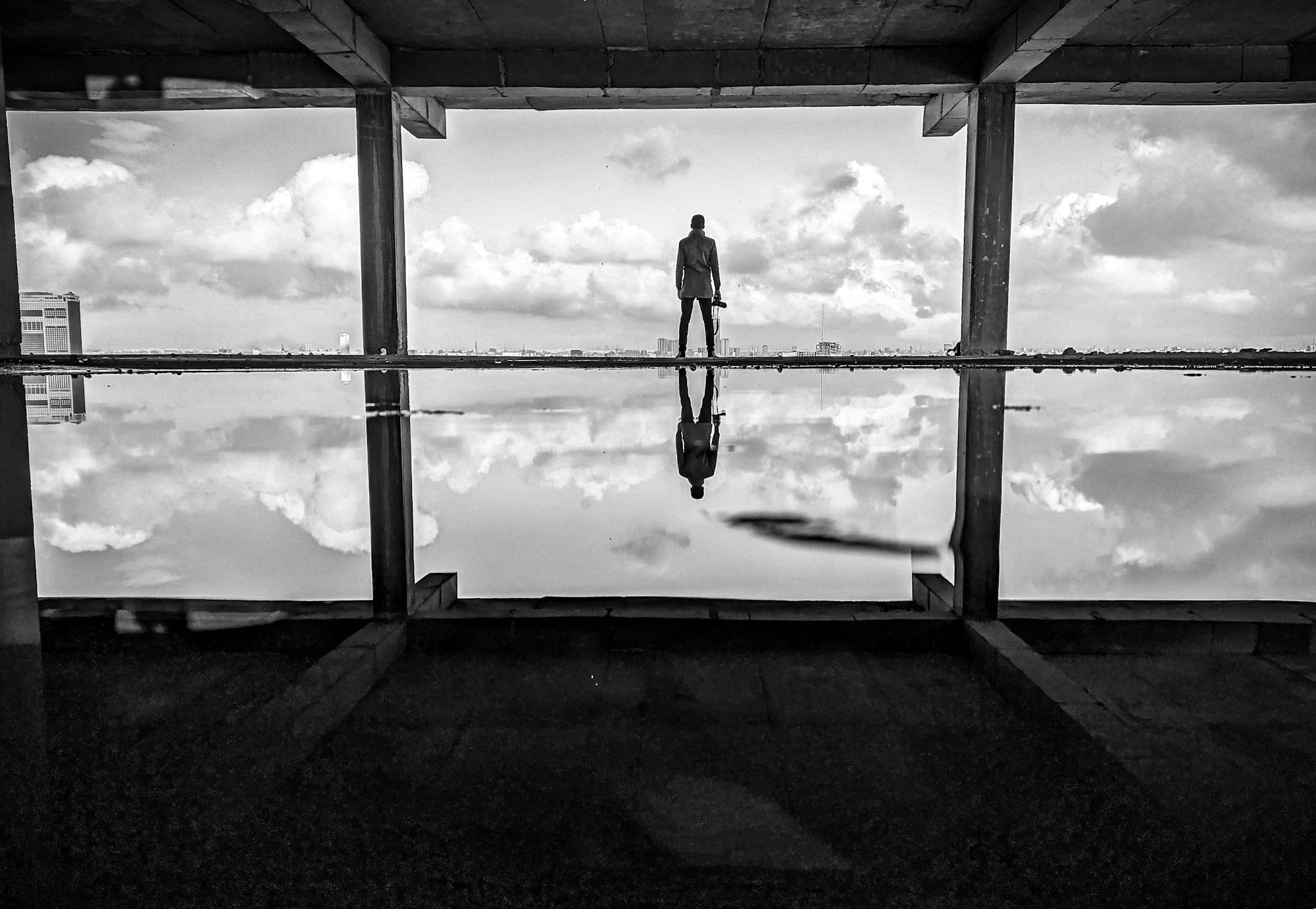 La vue tirée : une silhouette debout dans une baie qui cadre le ciel