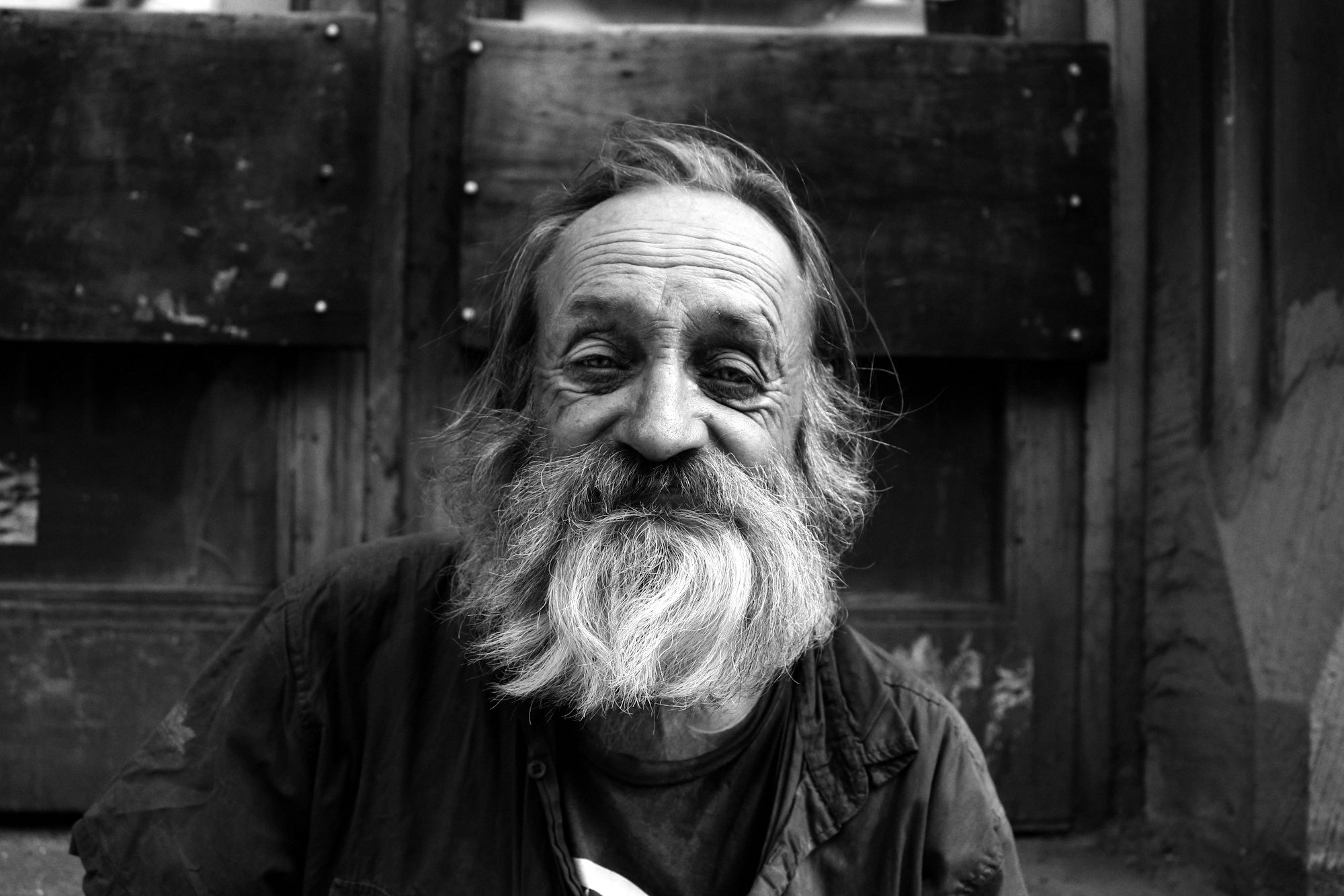 Un vieil homme à la barbe blanche, souriant