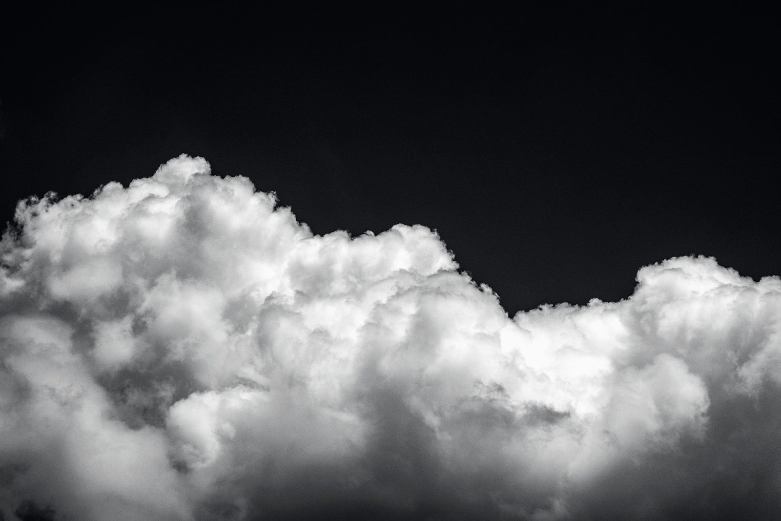 Un long banc de nuages